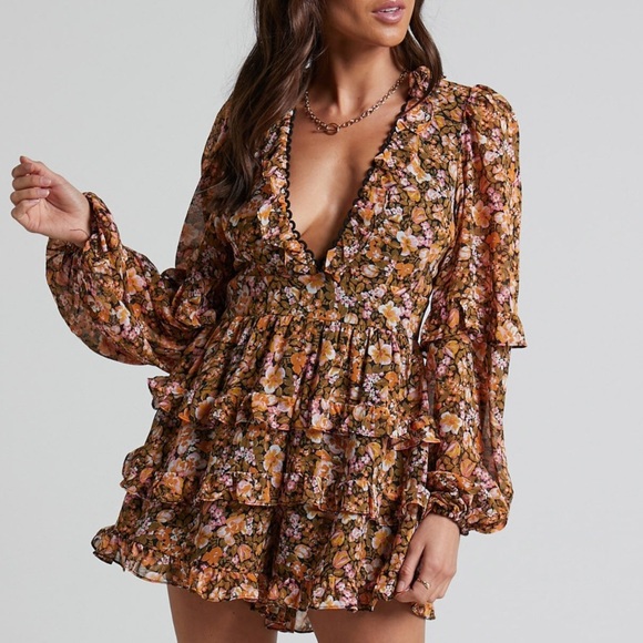 Showpo Liadi Playsuit Jumpsuit wome longsleeve plunge playsuit Black Floral Sz 8 - Picture 4 of 16